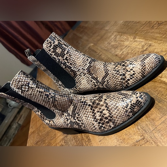 NWOT Monki Women’s faux snakeskin ankle boots 7.5 - Picture 3 of 16